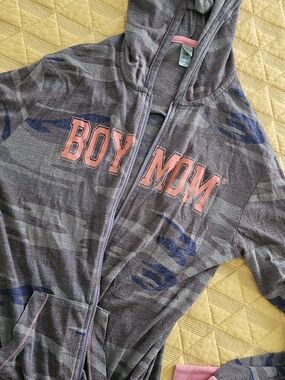 Camo 'BOYMOM' thin Hoodie